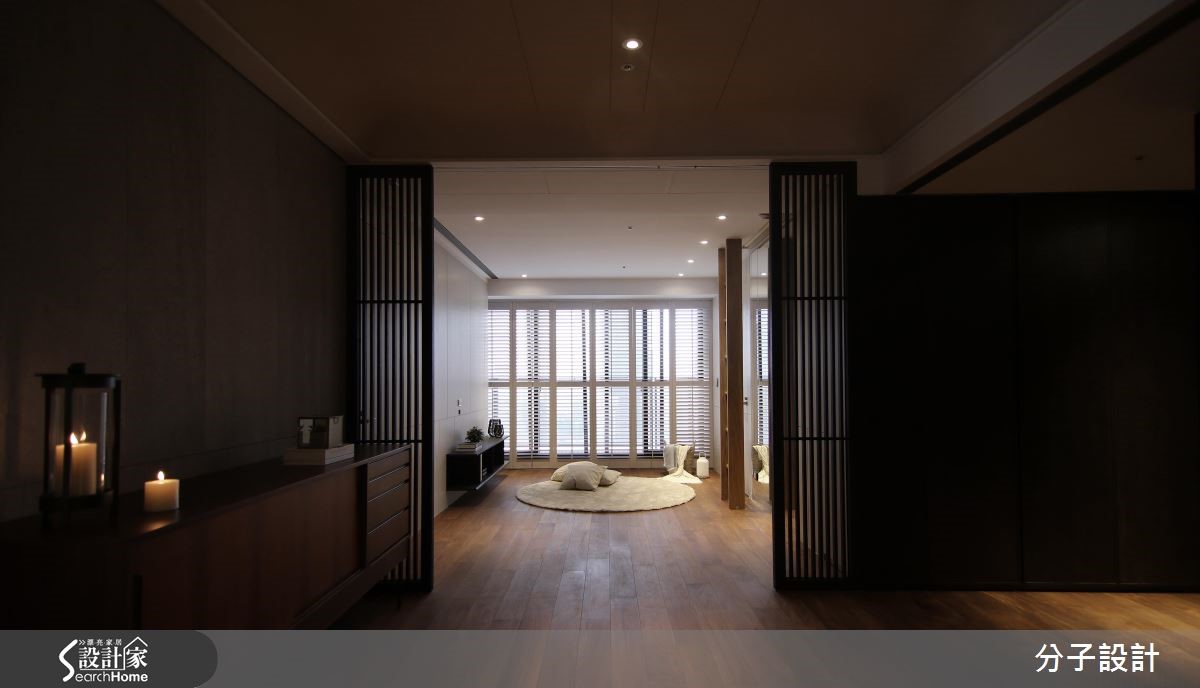 設計師以大量木元素與石材井然有序的鋪排在 85 坪空間